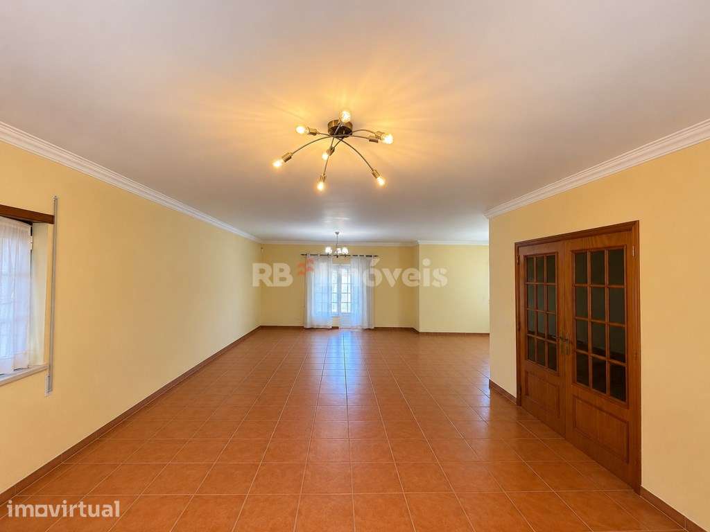 Moradia Familiar T5 na Golegã - Espaço para Toda a Família - Grande imagem: 4/39