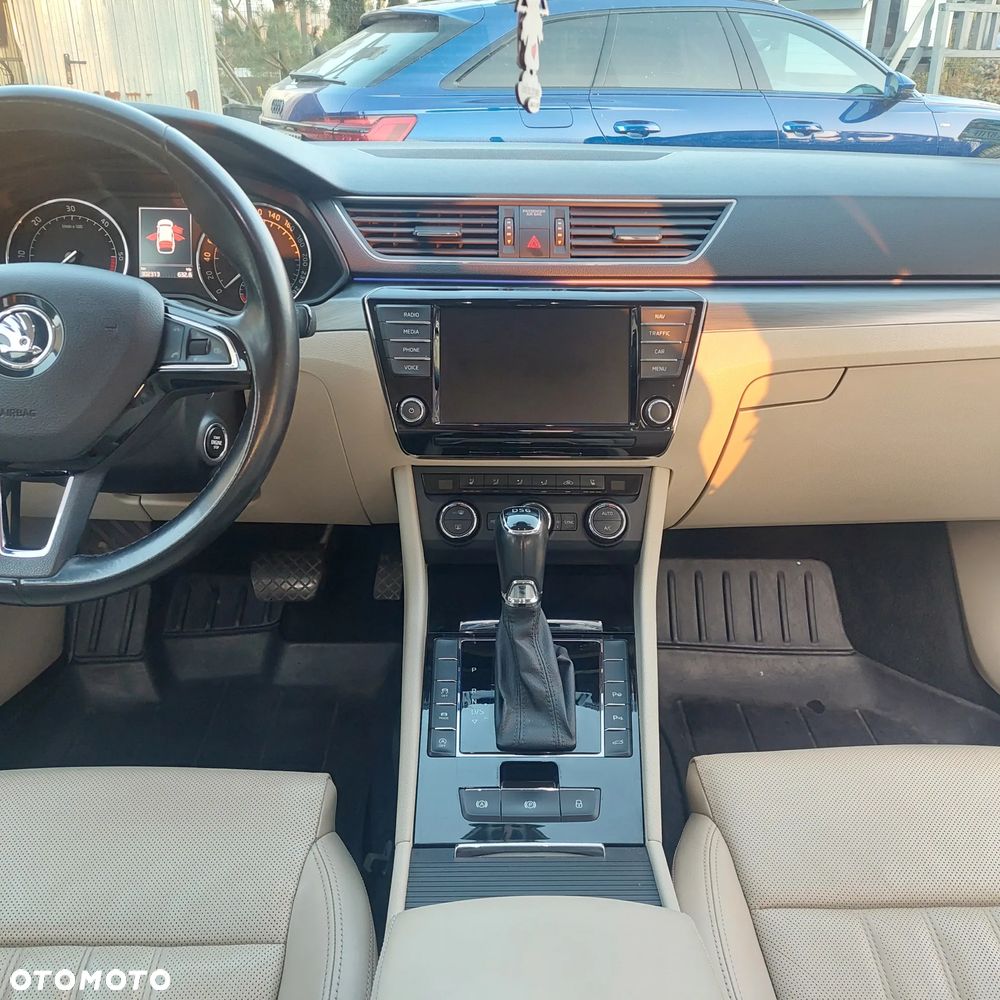 Skoda Superb 2.0 TDI DSG Premium Edition - 9