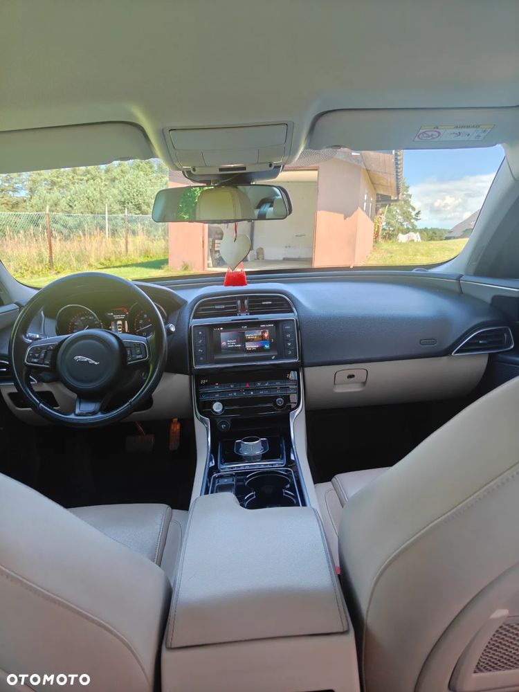 Jaguar XE 2.0 T Prestige - 10