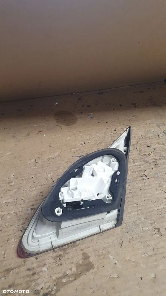 OPEL ASTRA J HB Lampa tył lewa w klapę - 4