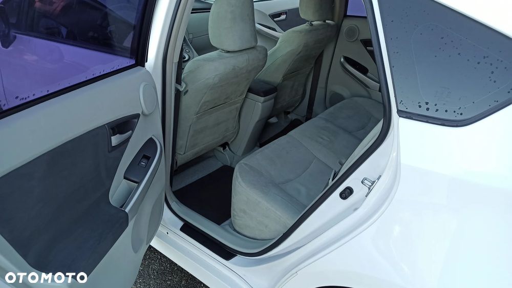 Toyota Prius (Hybrid) - 13