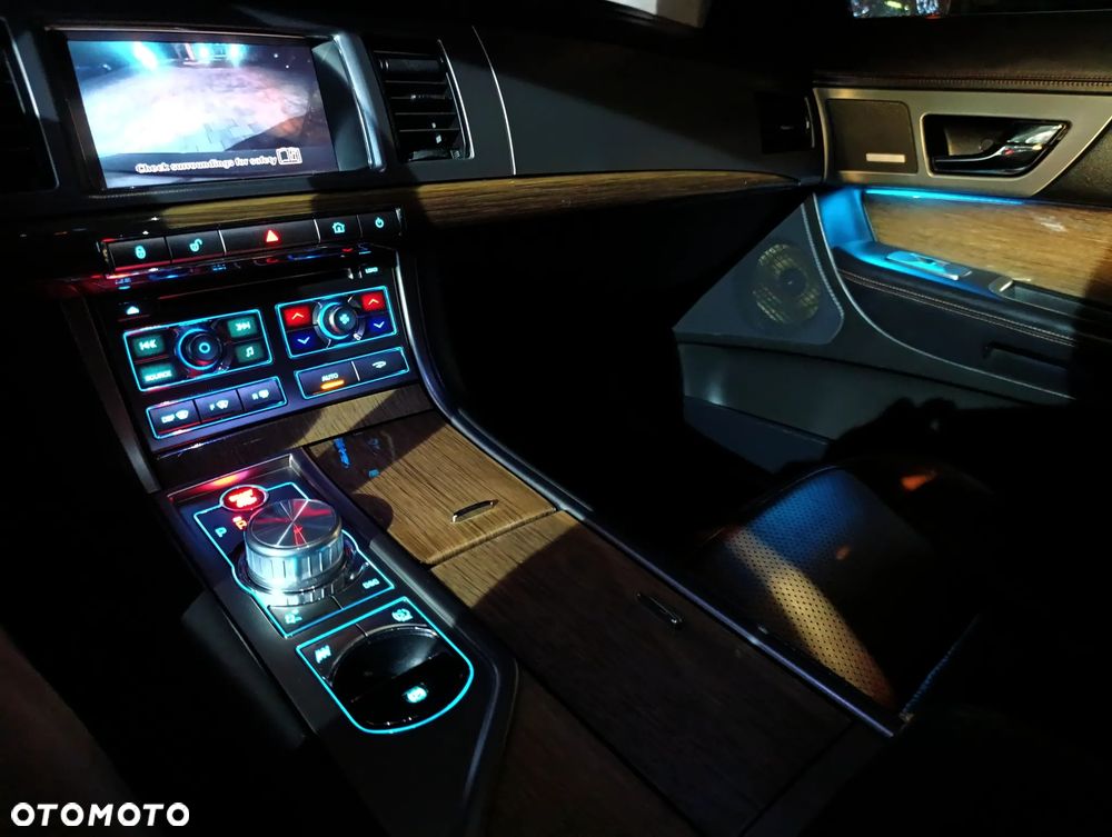 Jaguar XF 4.2 SV8 - 23
