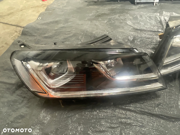 VW TOUAREG 7p LIFT prawy lewy przód xenon