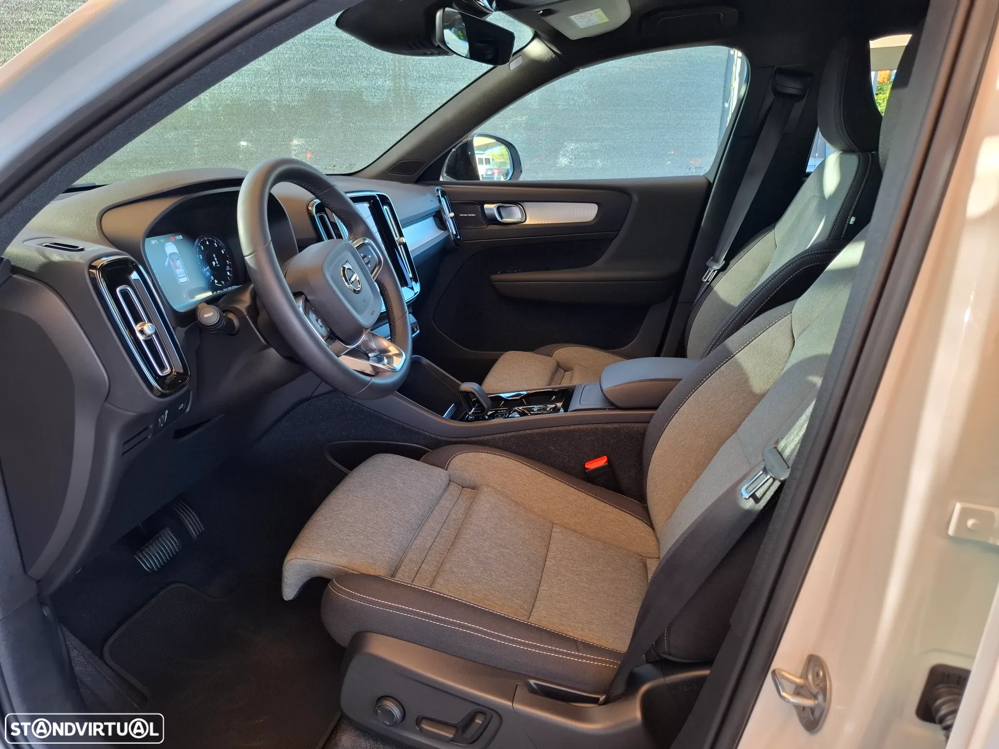 Volvo XC 40 1.5 T2 Plus Dark Auto - 24