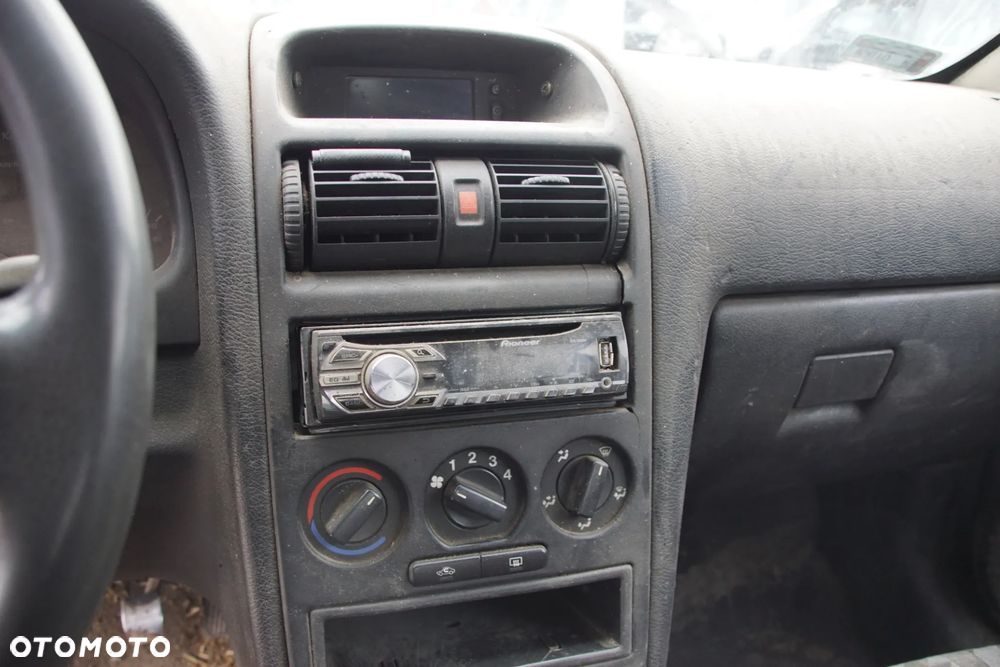 Auto na części - Opel Astra II G 1.6 16V 100 KM X16XEL F17 Z374 1998R Silnik Skrzynia Drzwi Maska Błotnik Zderzak Lampa Lusterko Klamka Szyba Deska Kokpit Sterownik Moduł Czujnik Licznik Panel Kierownica - 12