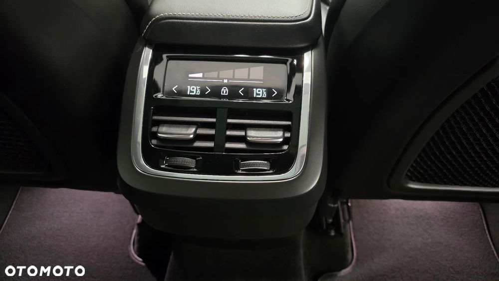 Volvo XC 60 B4 D AWD Ultimate Dark - 17