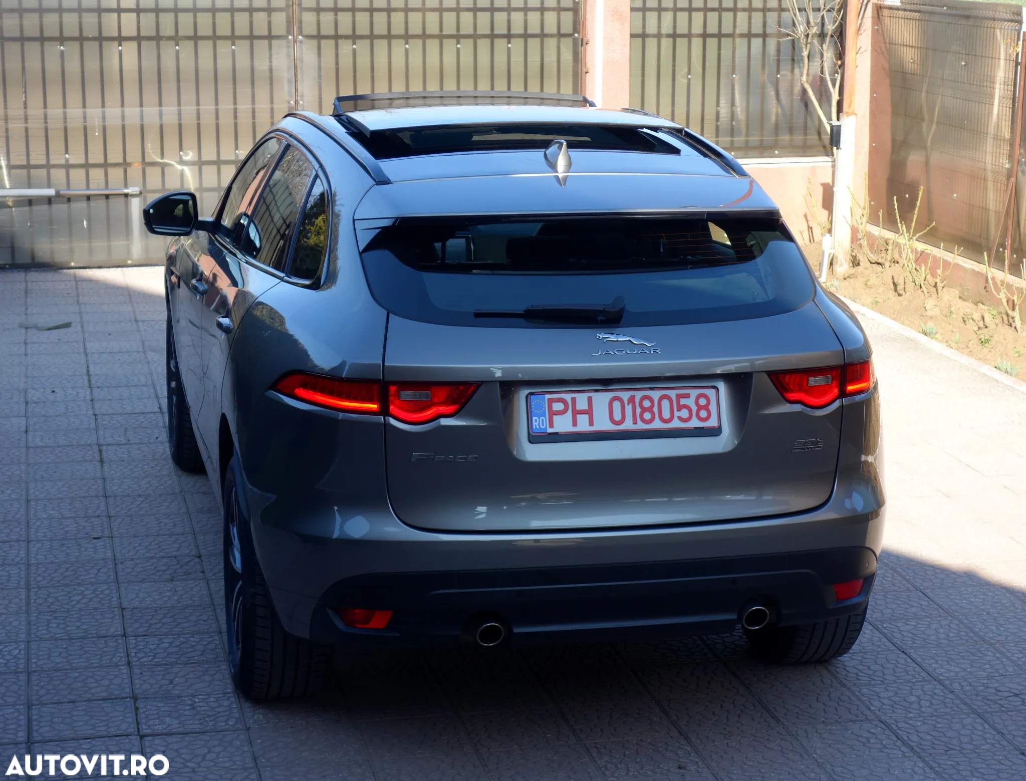 Jaguar F-Pace 25t AWD R-Sport - 12