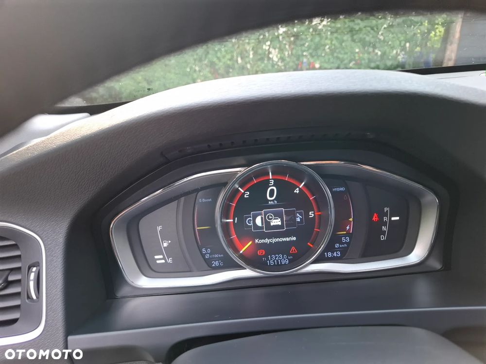 Volvo V60 D6 AWD Plug-in Hybrid R-Design Momentum - 23