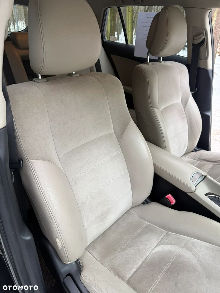 Toyota Avensis 2.2 D-4D Premium - 23