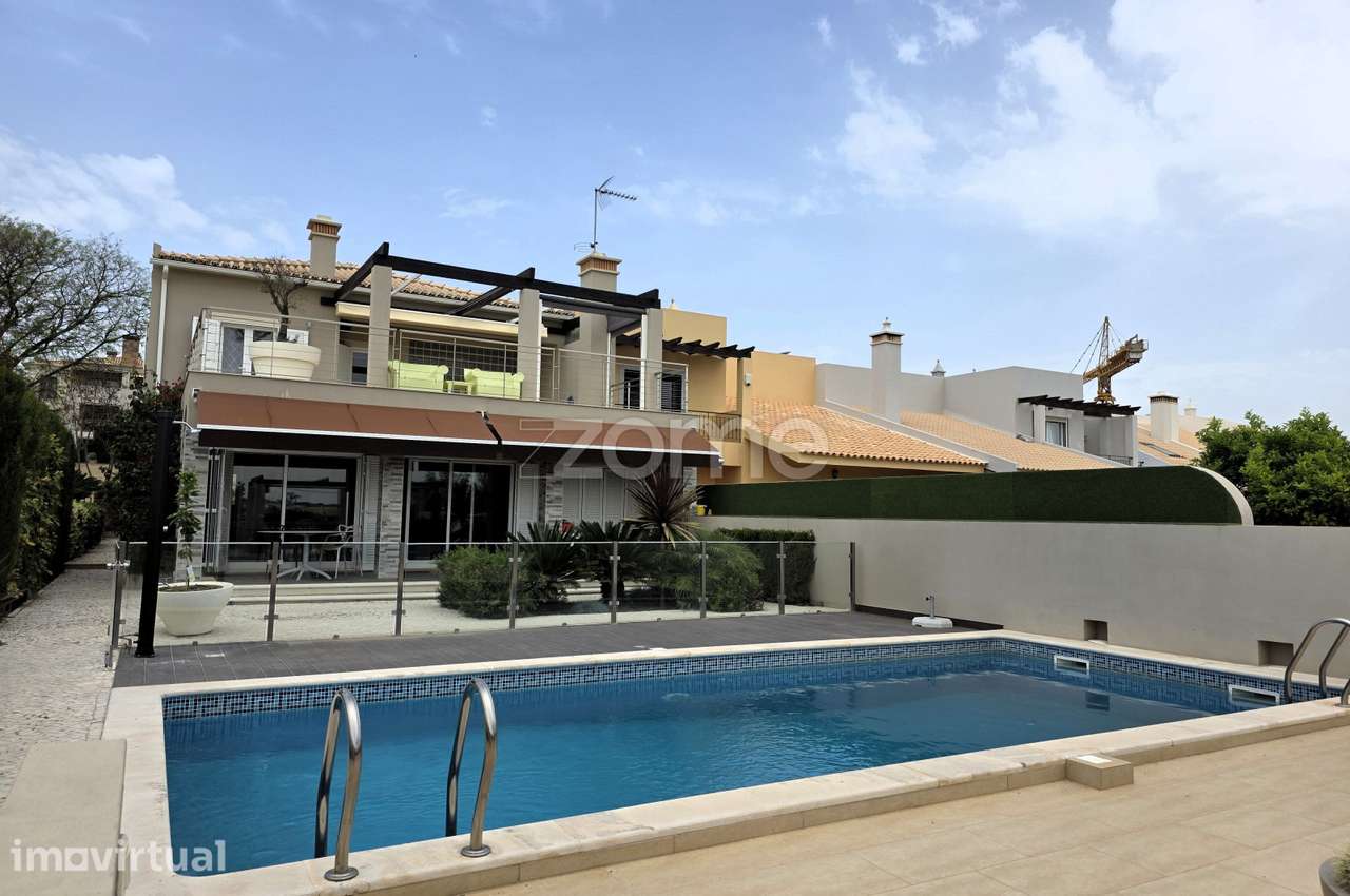 Moradia T3+1 com Piscina e Terraço em Vilamoura - Grande imagem: 2/35