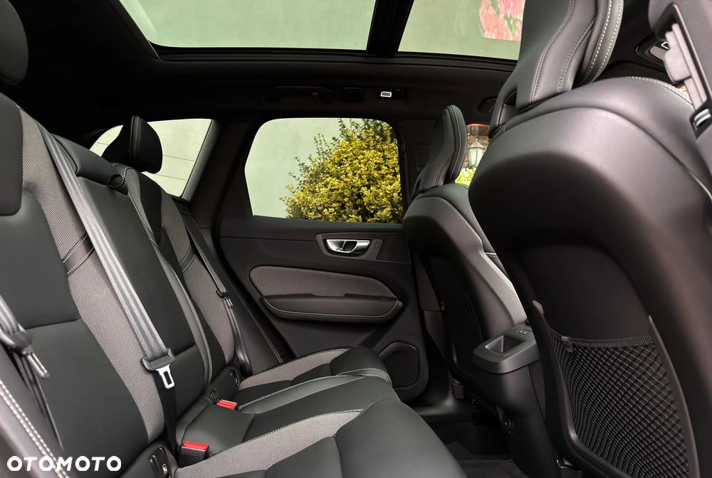 Volvo XC 60 B4 D AWD Plus Dark - 10