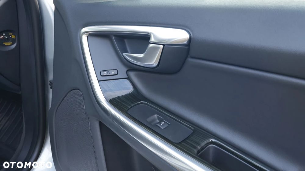 Volvo V60 D6 AWD Plug-in Hybrid R-Design Summum - 30