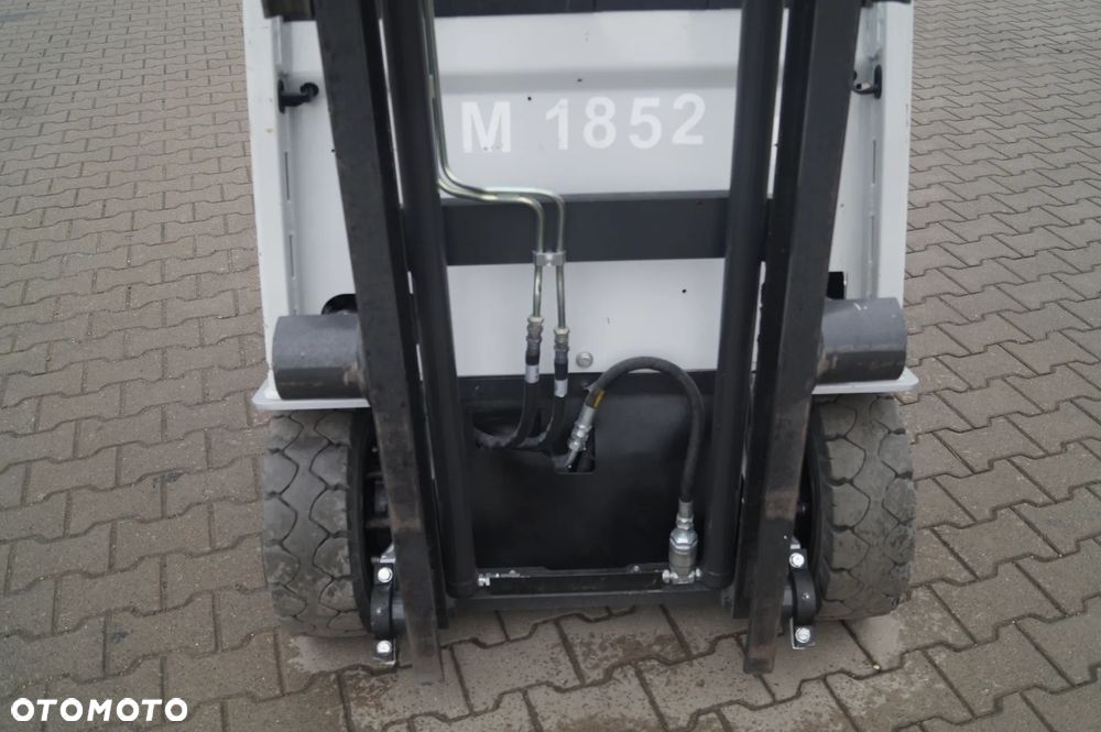 Nissan Wózek Widłowy  Elektryk 3-kołowy - 18