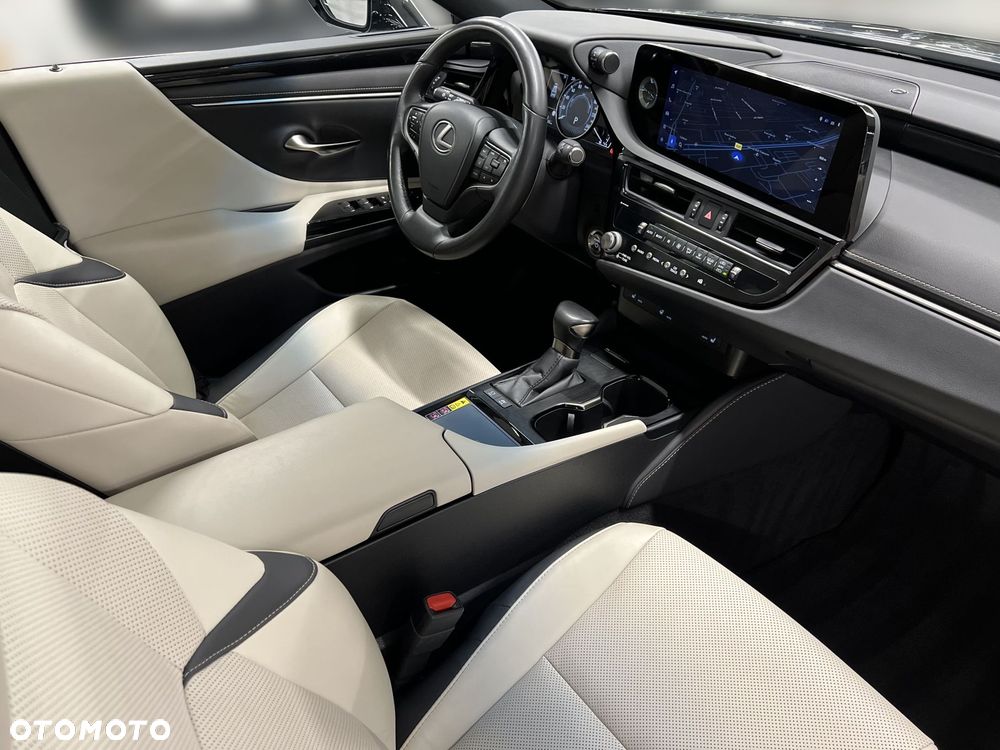 Lexus ES 300h Business Edition - 11