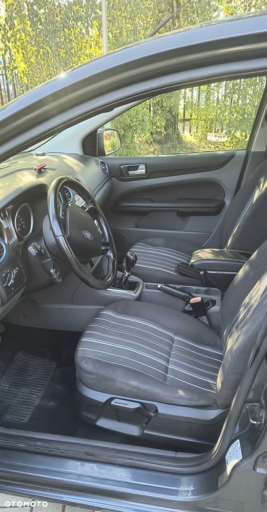 Ford Focus 1.6 16V Trend - 11