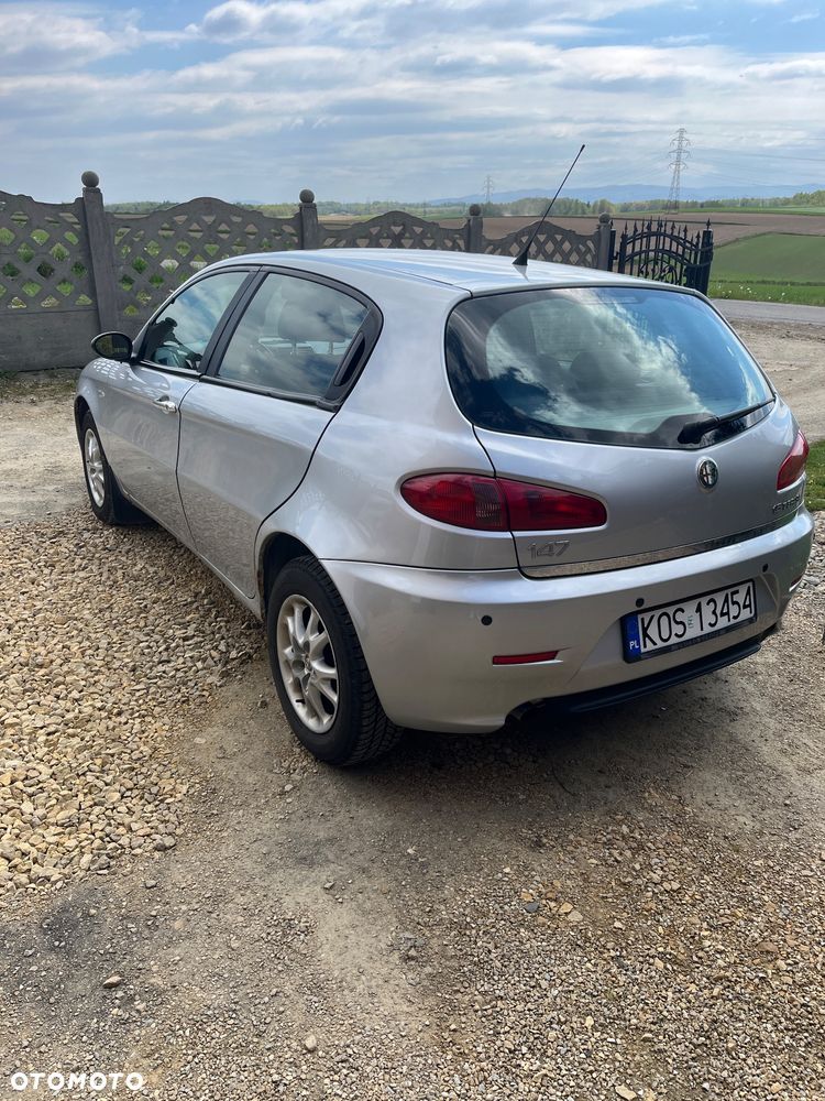 Alfa Romeo 147 1.6 Twin Spark Distinctive - 4