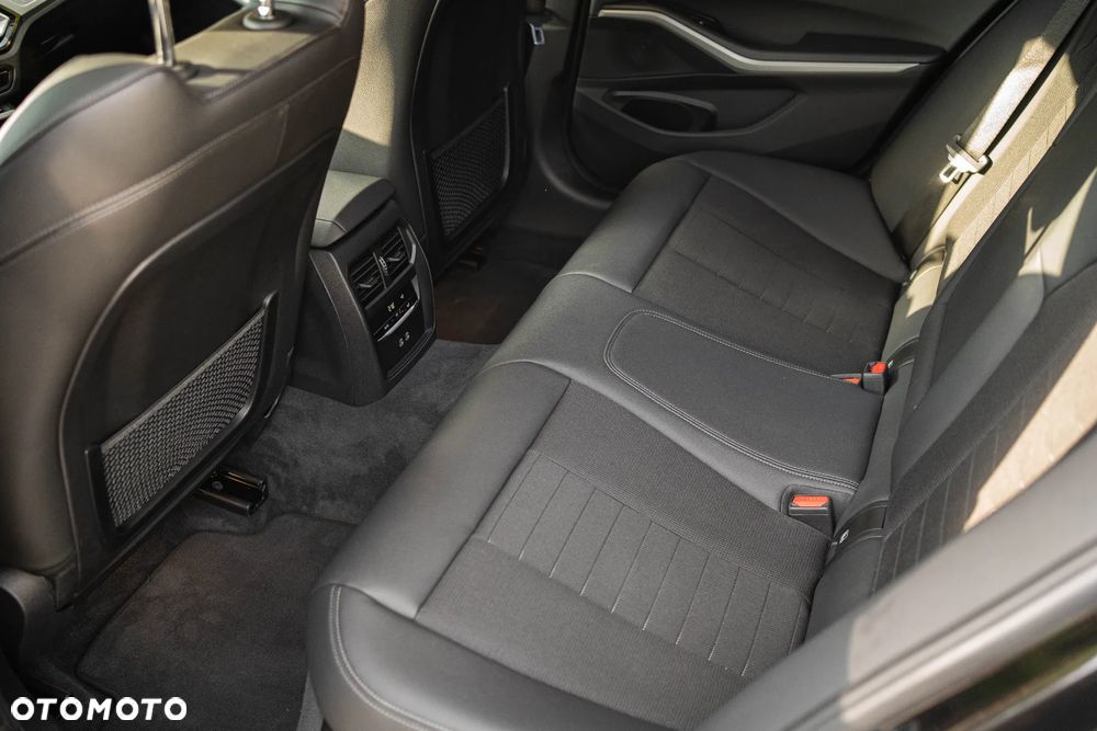 BMW Seria 3 330i xDrive - 6