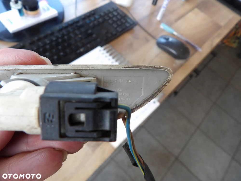 BMW - E60*,E80*,E90* - KIERUNKOWSKAZ - CENA ZA 1 SZT - 7253326  6932997  7253325 - 2