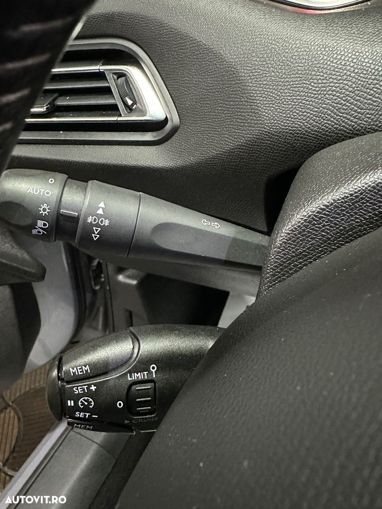 Peugeot 308 1.2 L PureTech Turbo S&S Allure - 14