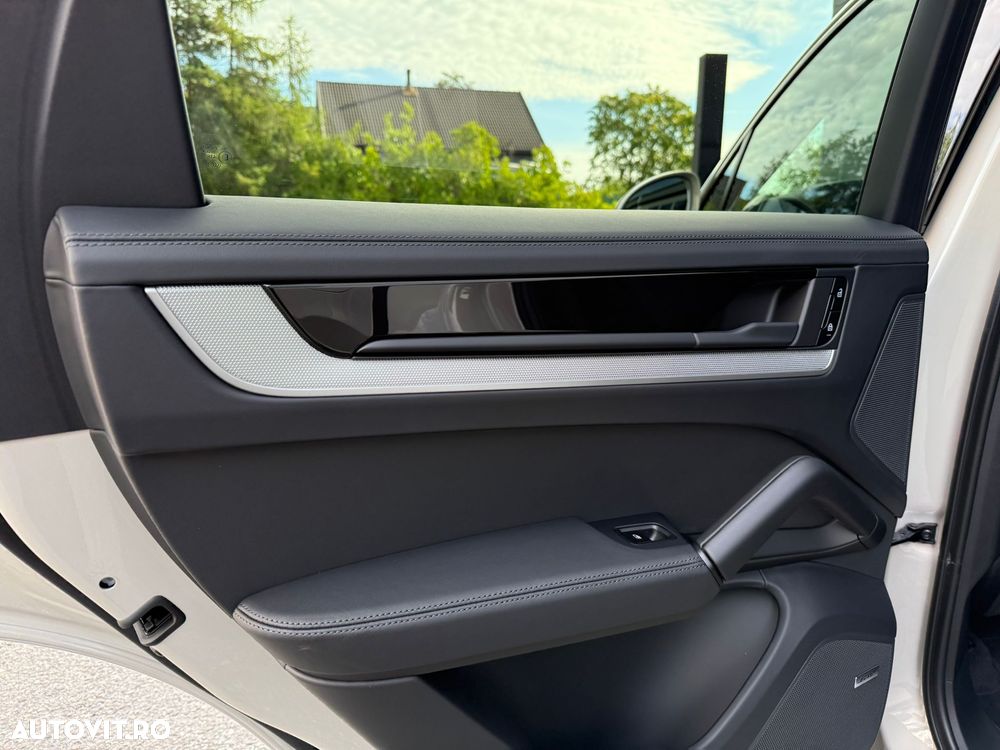 Porsche Cayenne Coupe E-Hybrid - 8