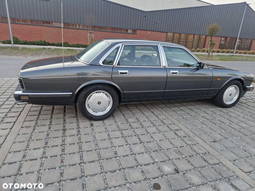 Jaguar Daimler Double Six - 9