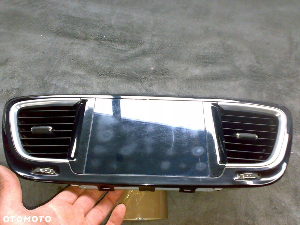 chrysler pacifica 2017 - radio wyświetlacz ramka ekran monitor - 3