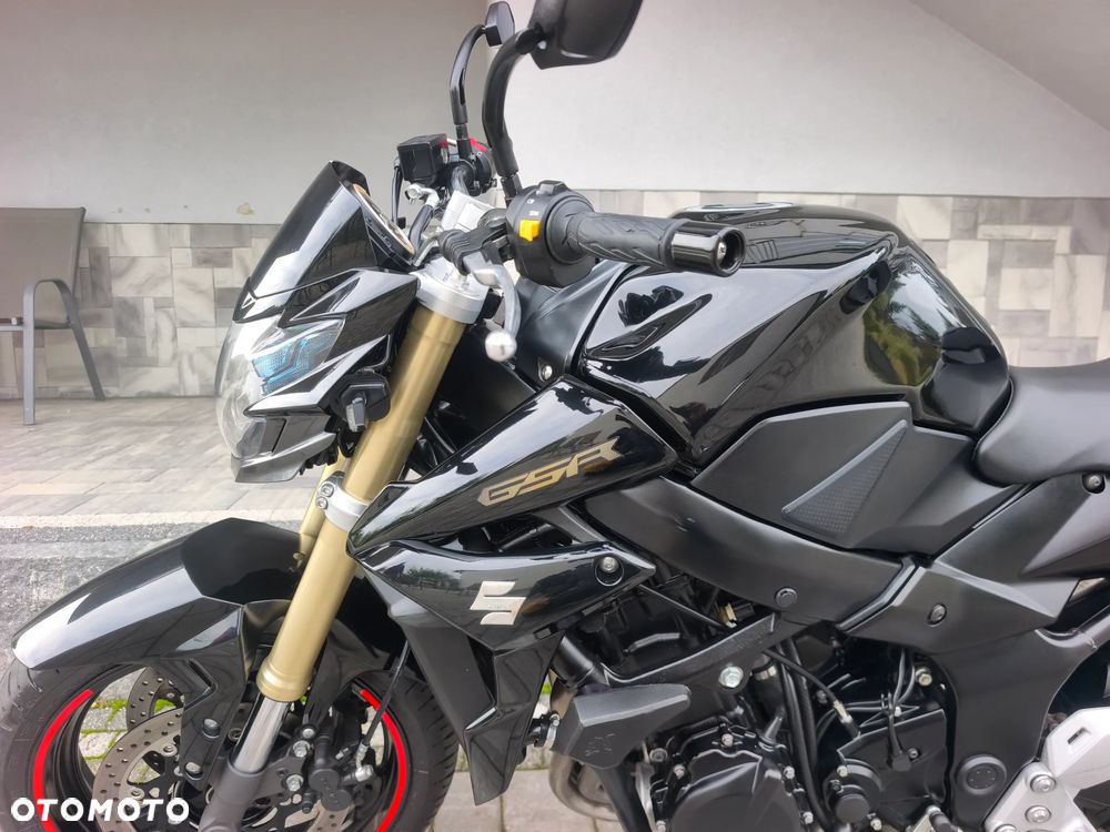 Suzuki GSR - 26