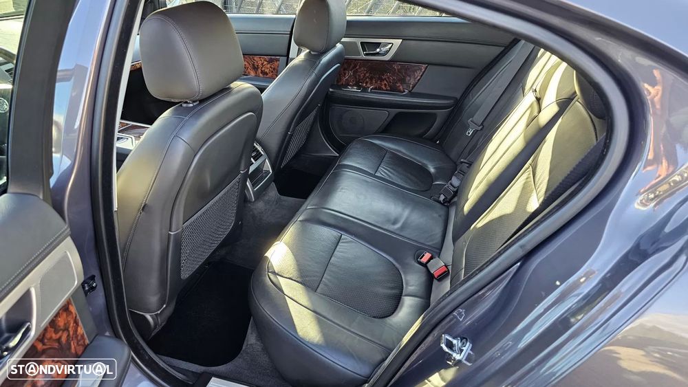 Jaguar XF 2.7 D V6 Premium Luxury - 35