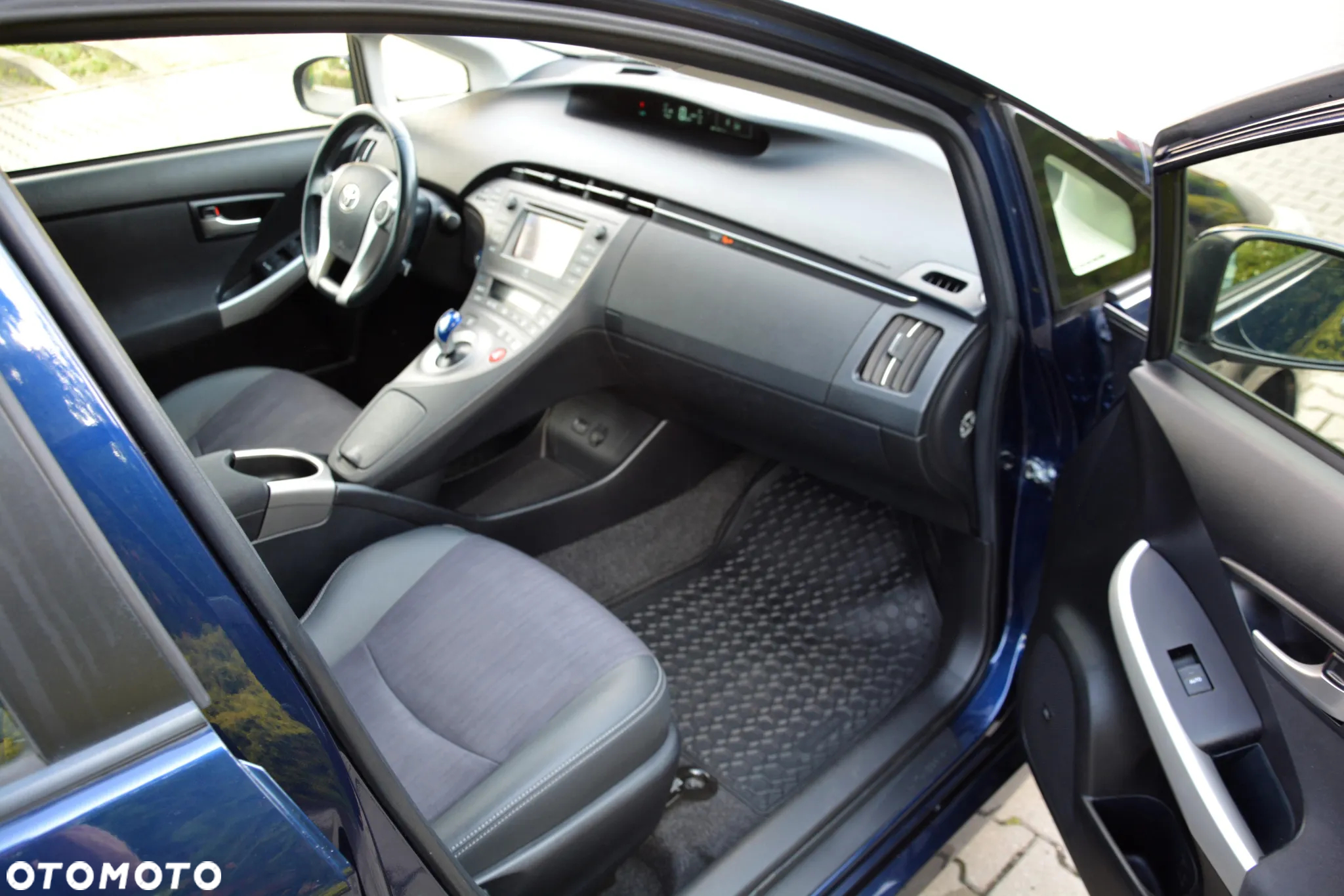 Toyota Prius (Hybrid) Executive - 14