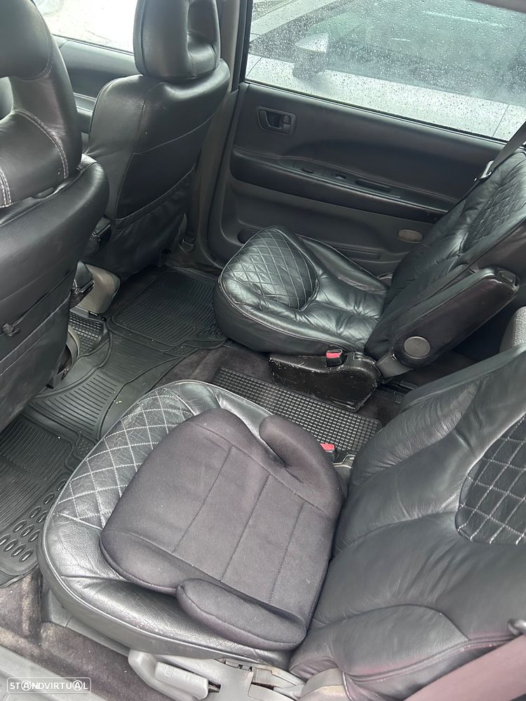 Mitsubishi Space Wagon - 5