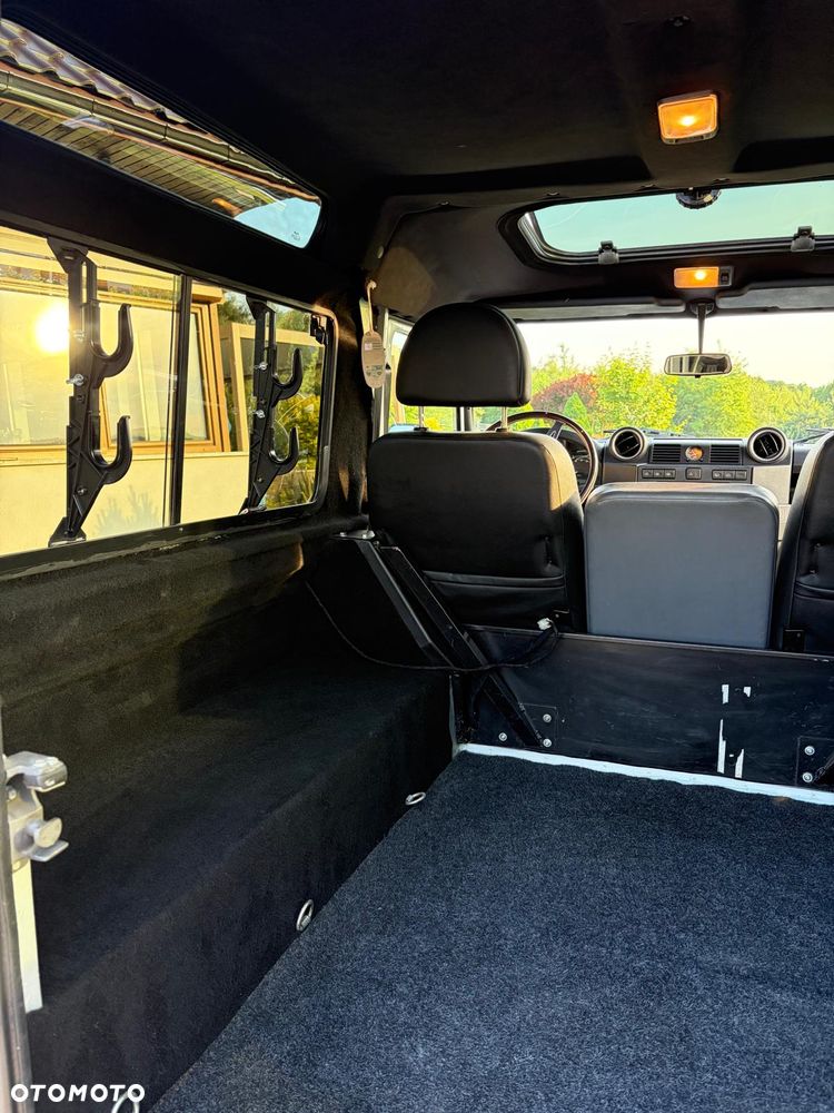 Land Rover Defender - 11