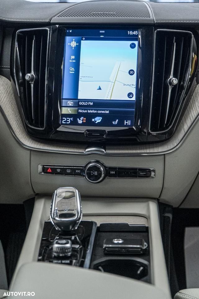 Volvo XC 60 B4 MHEV AT8 AWD Momentum Pro - 5