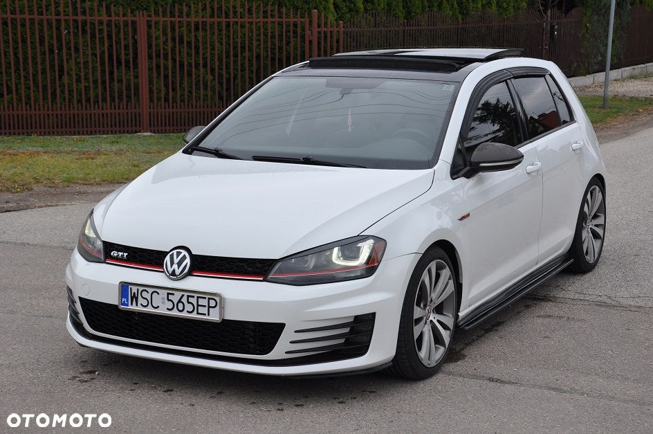 Volkswagen Golf - 1