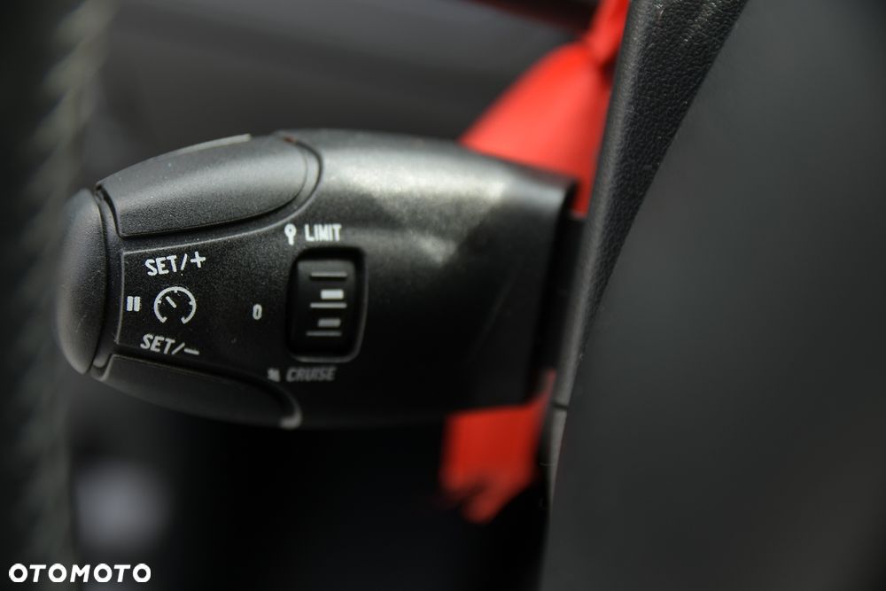 Peugeot 208 - 33