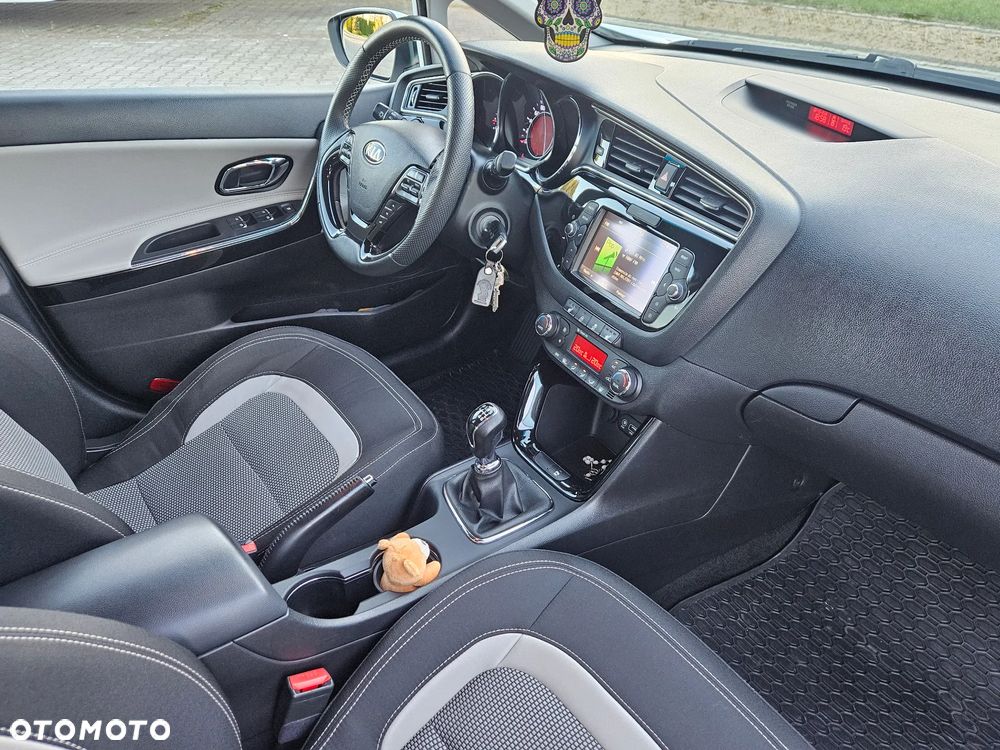 Kia Ceed 1.6 CRDi 136 ISG Dream-Team Edition - 25