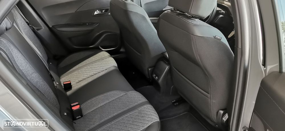 Peugeot e-2008 54 kWh Allure — fotografia 14