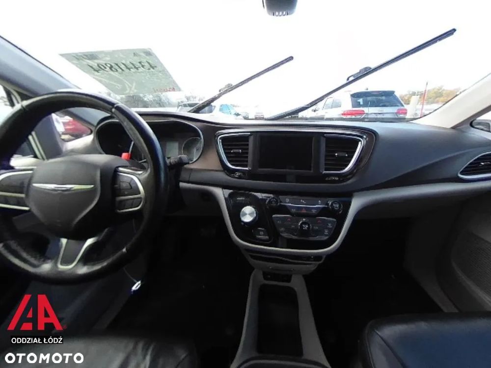 Chrysler Pacifica - 11