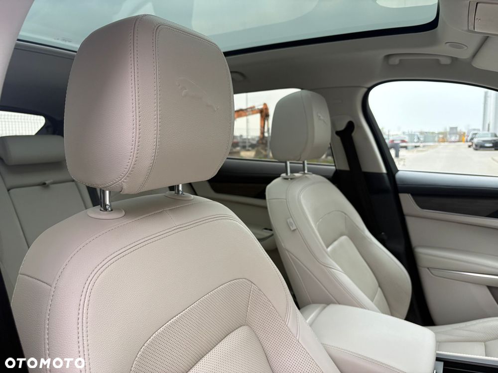 Jaguar F-Pace 2.0 D200 mHEV AWD SE - 11