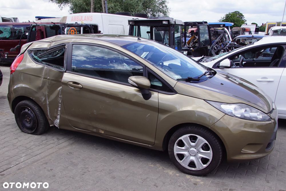Auto na części - Ford Fiesta MK7 1.25 82 KM SNJA 8A6R-7002-JK CFSC 2012R Silnik Skrzynia Drzwi Maska Błotnik Zderzak Klapa Lampa Lusterko Lampa Szyba Deska Kokpit Sterownik Moduł Czujnik Licznik Panel Kierownica - 2