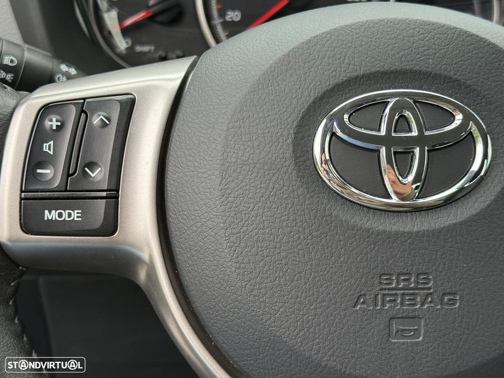 Toyota Yaris 1.0 VVT-i Comfort c/ Design-Pack - 17