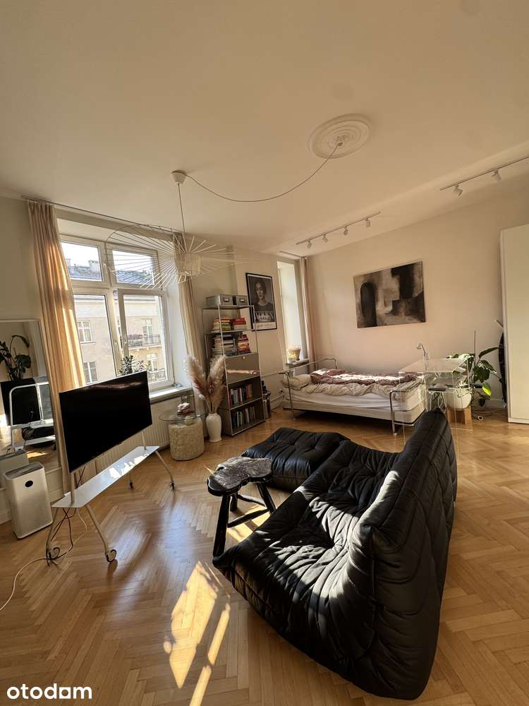 Dwustronne nasłonecznione studio w przedwojennej kamienicy Narutowicza
