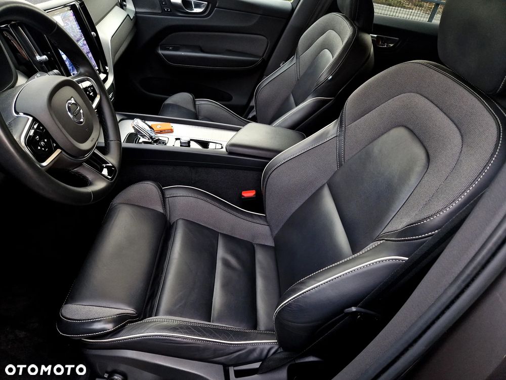 Volvo XC 60 B4 D Plus Dark - 26