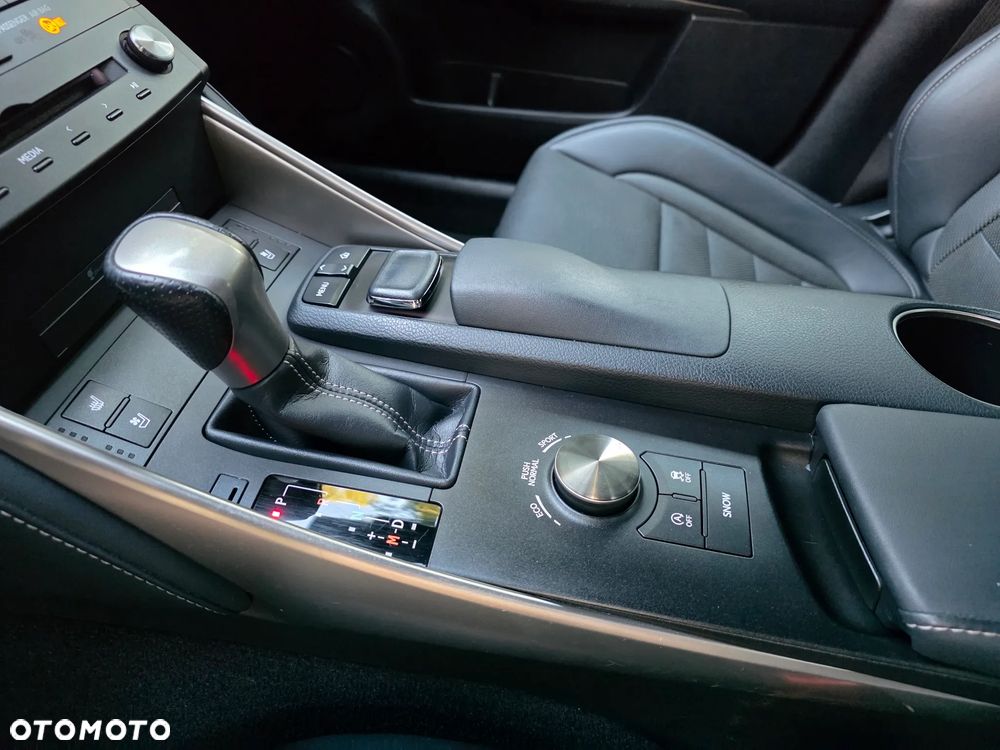 Lexus IS 200t Sport Line - 29