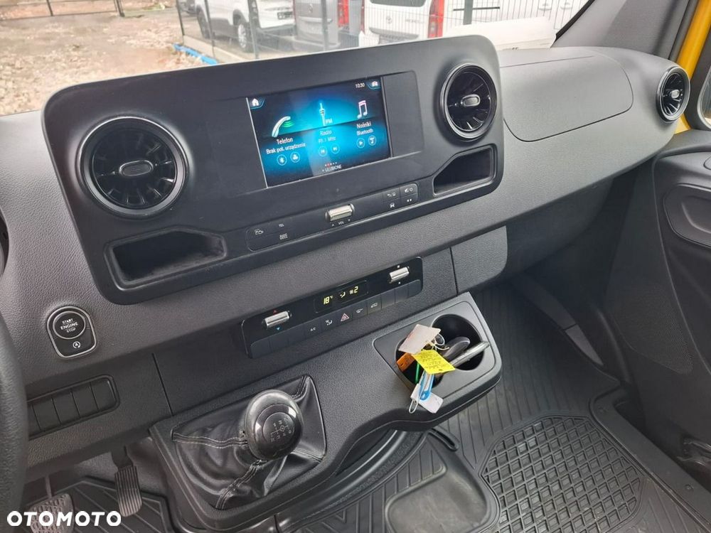 Mercedes-Benz Sprinter - 13