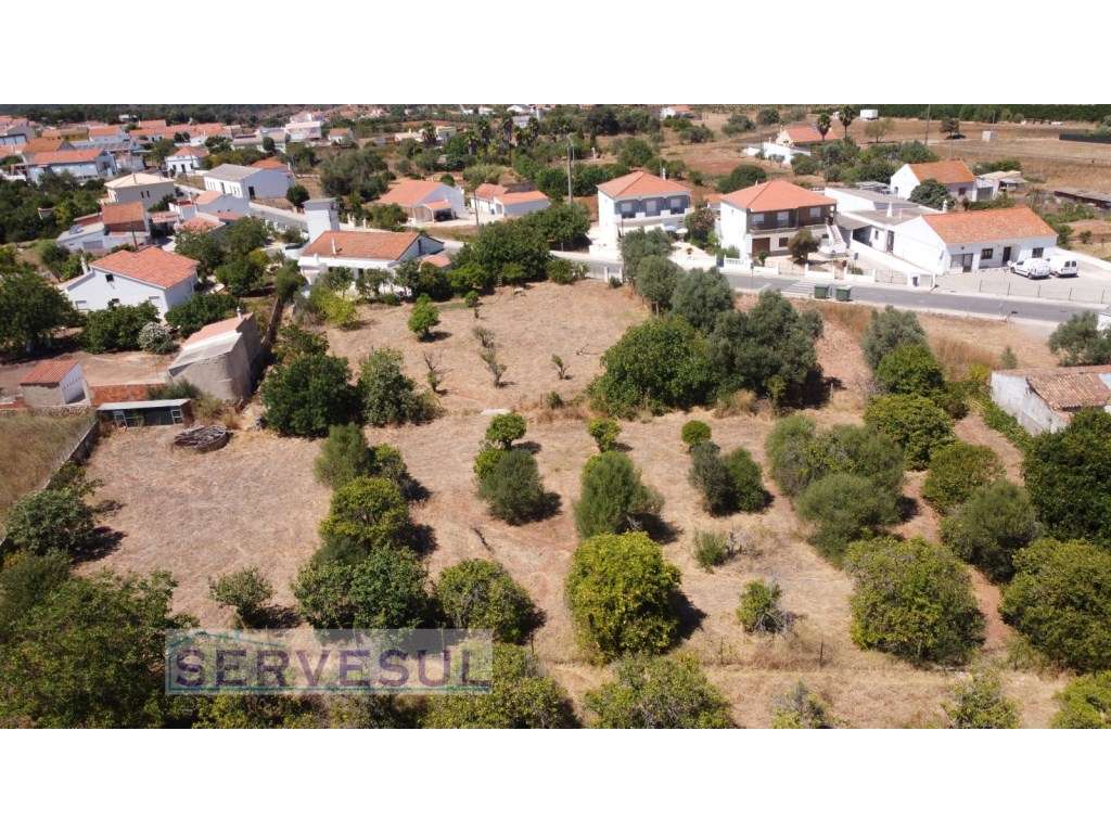 Moradia de 4 quartos e garagem, com terreno de 3720m2, localizada n... - Grande imagem: 2/36