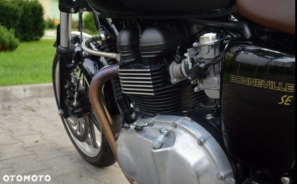 Triumph Bonneville - 4