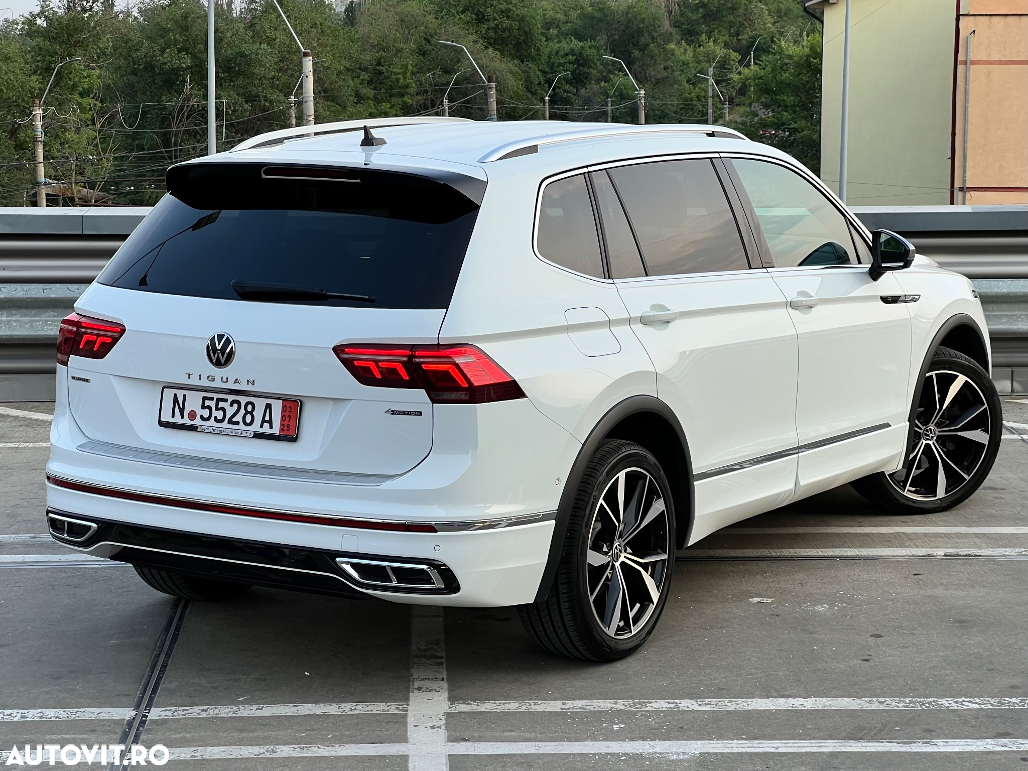 Volkswagen Tiguan Allspace 2.0 TDI 4Mot DSG R-Line - 3
