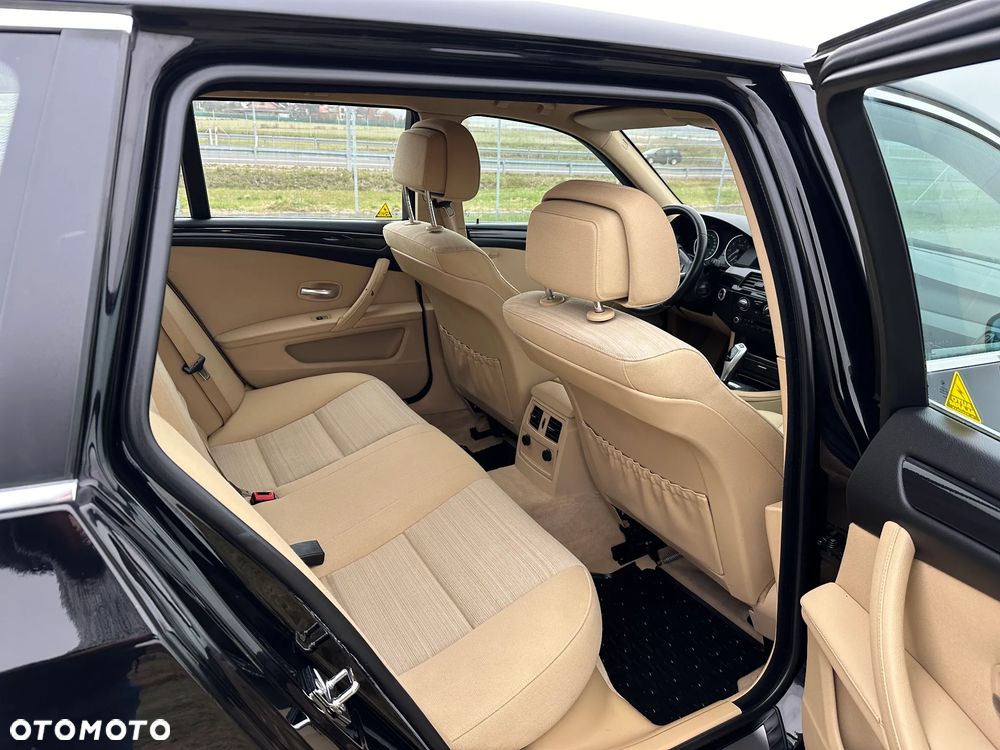 BMW Seria 5 523i Touring - 13