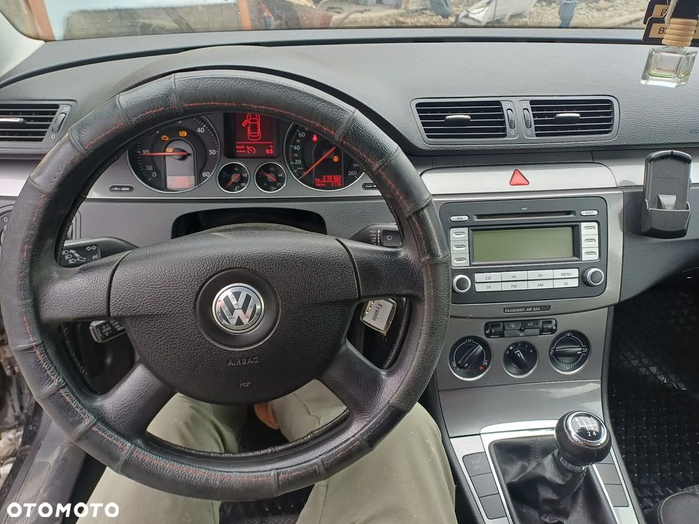Volkswagen Passat 1.9 TDI Highline - 11