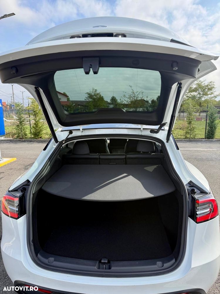 Tesla Model Y - 8